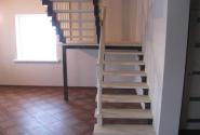 лестница на второй этаж коттеджа в Поварен, материал каркаса-металлический профиль, ступени и балясины- сосна, покрытие белый патинированный лак